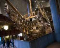The ship is housed in the main hall of the museum. In addition, numerous effects associated with the archaeological findings of the ships and early 17